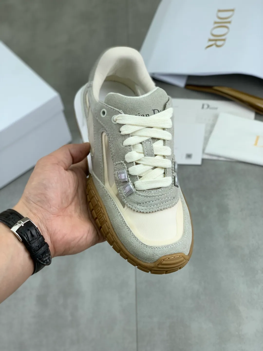 Men's men's shoes P520 new Dior Tech sneakers 2026 early spring series new products, with fashionable details, highlighting retro aesthetics. The light beige anti-suede cow leather upper is spliced ​​with apricot transparent mesh fabric on the side. The upper window edge is adhered with high-frequency flat ironing and back-pressure. It replicates the original craftsmanship, making it beautiful and comfortable without falling off. The interior is made of sheep lining of the same color, which is soft and comfortable. The heel and tongue are embellished with the Paris logo. The textured TPU soles with the same color logo. The high-end version is exquisitely packaged, adding a high-end style.  Code number: 35-46